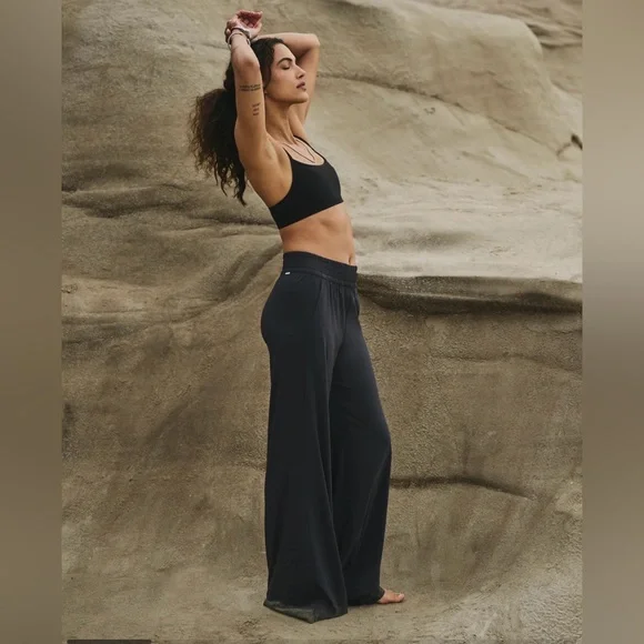 Vuori Villa Wideleg Pant - Black - Picture 5 of 11